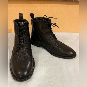 Thomas & Vine Legacy leather ankle boots.
Arch support, cushioned heel. Black 10